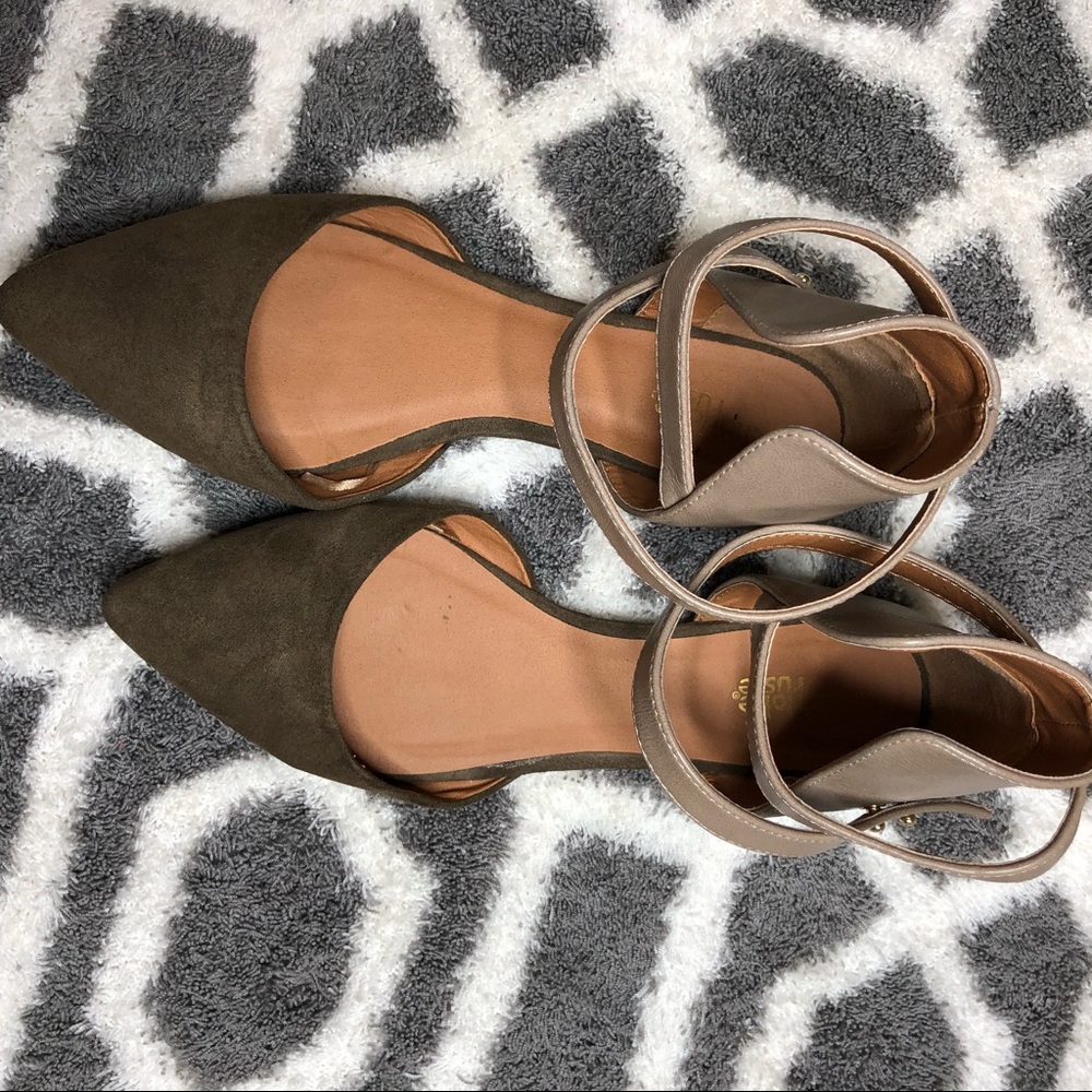 Size 8 Pointy Toe Flats with Ankle Strap in olive